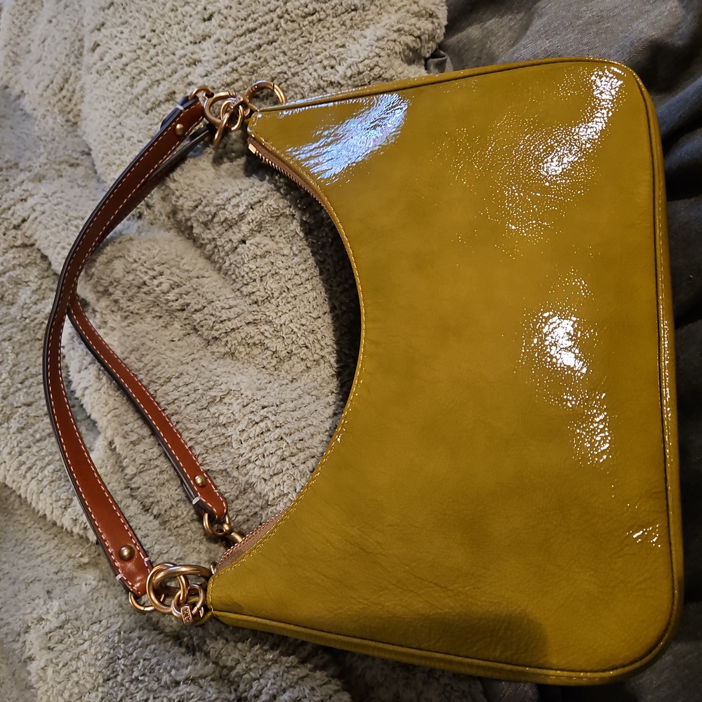 Tory Burch Mercer Patent Crescent Bag in 🍐 - Picture 2 of 10